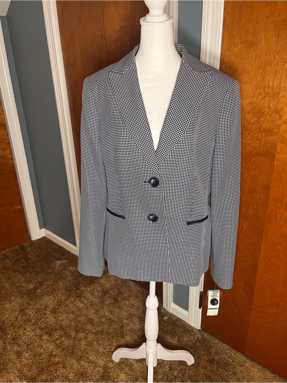 Le Suit Navy Blue & White Houndstooth Blazer. Women’s size 16, new with tags.